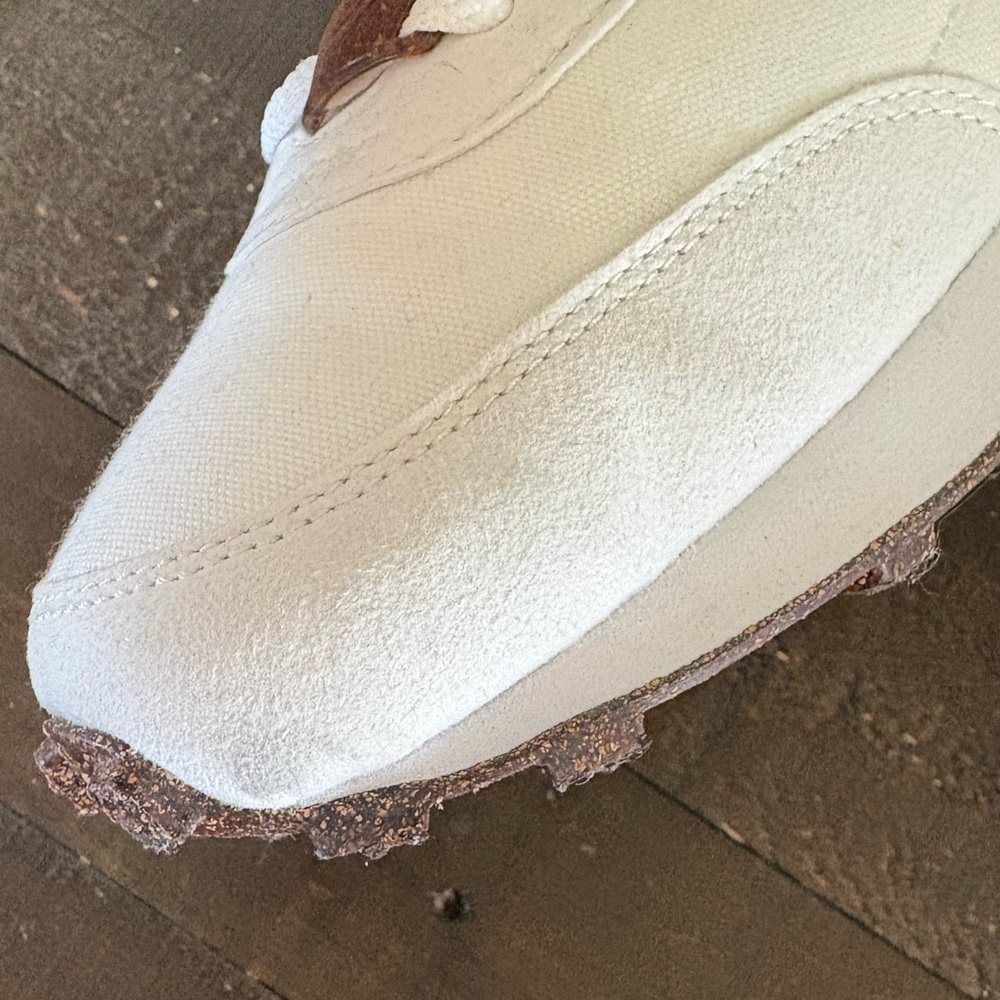 NIKE - SPECIAL EDITION - White and Pink Swoosh Low-Top Sneaker. Size 8.5 - Picture 10 of 16